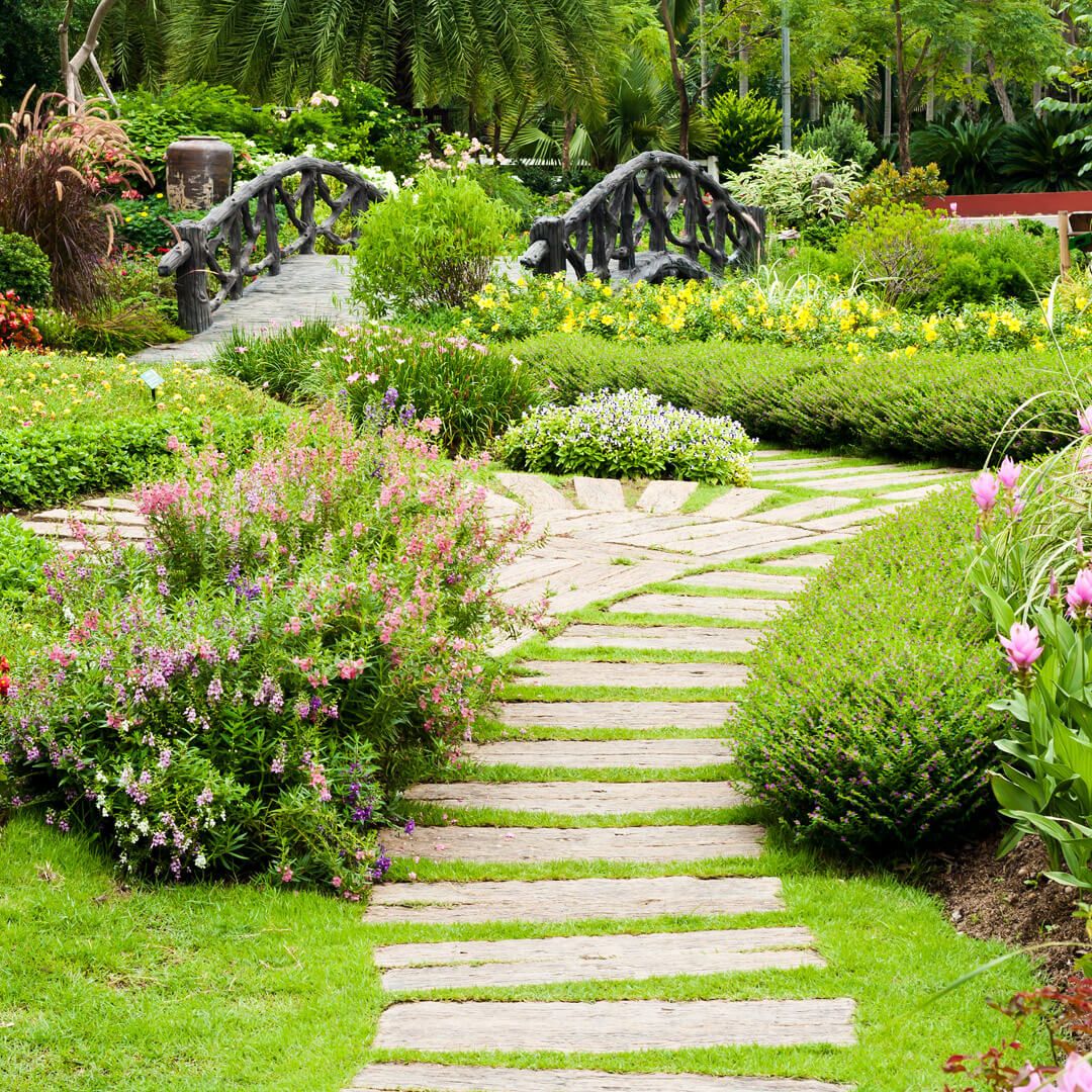 Steintreppe im Garten